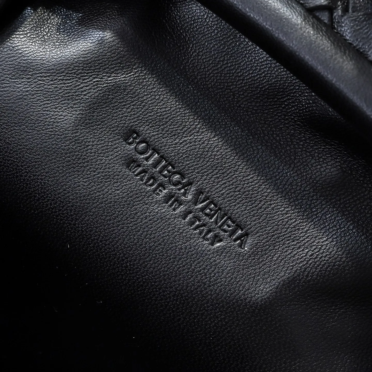 Batch 1880 BOTTEGA VENETA LAUREN 1980 small clutch bag is new! The small size that many people are squatting on is finally here. The self-adjustable zipper is a highlight of this bag. After being removed, it can be used as a handbag for important occasions. One bag unlocks two carrying methods at the same time. It is practical and has a unique sense of structure and beautiful lines. It is more elegant than a small cloud. It is a tribute to the classics and the pursuit of modernity. Style number: 4038 Size: 27*15*8cm